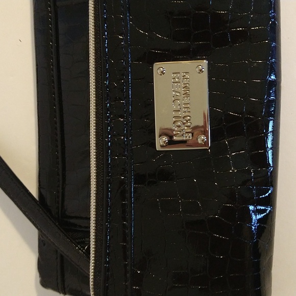 Nwot. Kenneth Cole reaction clutch/crossbody bag - Picture 2 of 7